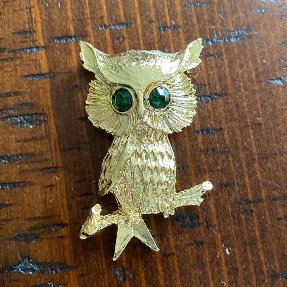Vintage Owl Brooch Pin Gold Toned With Emerald Jewele… Gem